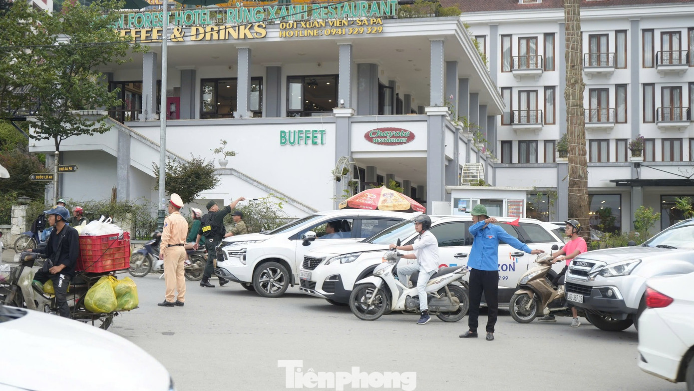 Để đảm bảo an toàn giao thông trong suốt kỳ nghỉ lễ, Công an thị xã Sa Pa đã huy động hơn 40 cán bộ chiến sỹ kết hợp cùng lực lượng cảnh sát cơ động của tỉnh thực hiện canh gác ở 13 điểm và 3 tổ tuần tra cơ động để bảo đảm trật tự an toàn giao thông, phân luồng, hướng dẫn, giải quyết tai nạn giao thông, xử lý ùn tắc giao thông.