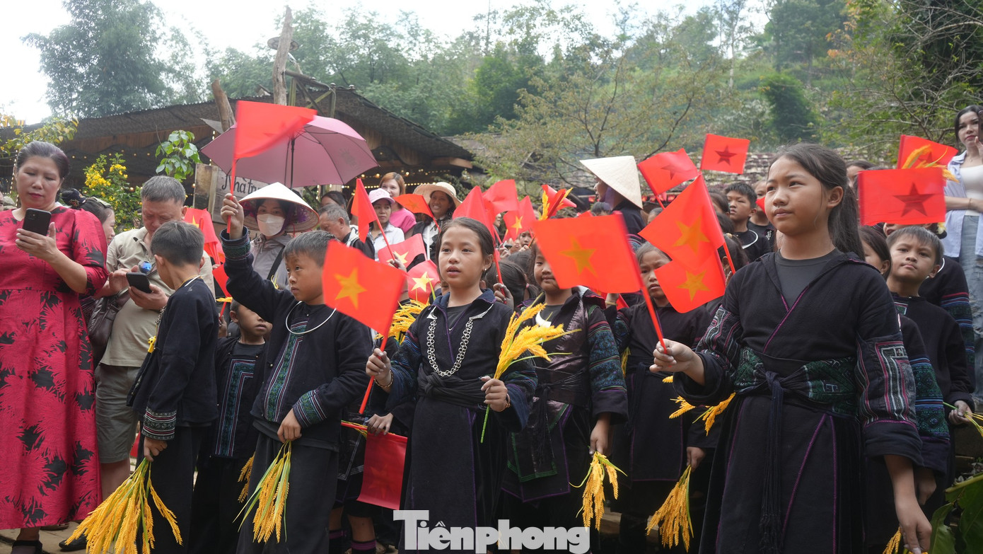Chính quyền thị xã Sa Pa ước tính, lượng khách trong 4 ngày nghỉ lễ Quốc khánh 2/9 trên địa bàn là 120.000 lượt người. Tỷ lệ đặt phòng trong ngày 31/8 và 1/9 đã được lấp đầy đối với các khách sạn từ 2 sao trở lên; các điểm lưu trú còn lại đạt khoảng 85%.