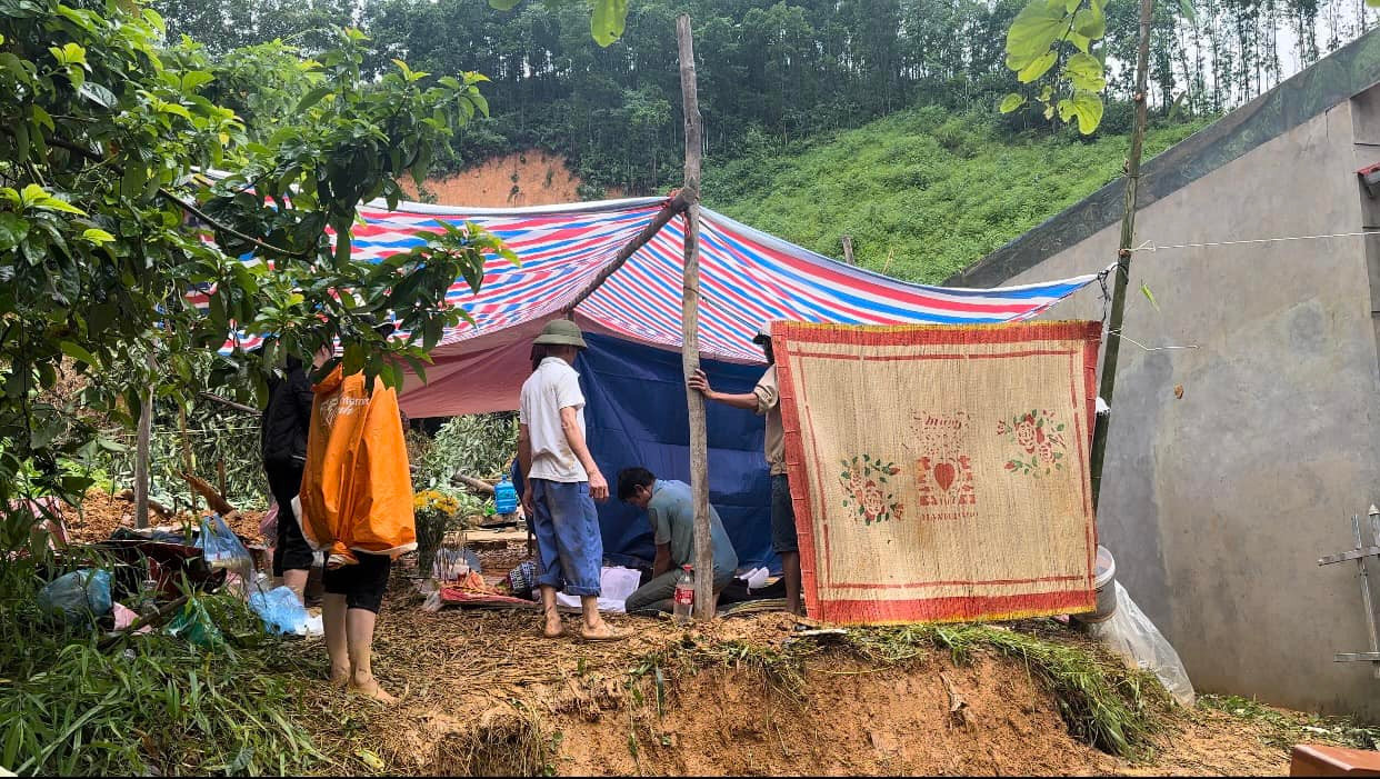 Hiện trường vụ sạt lở. Hiện trường vụ sạt lở.