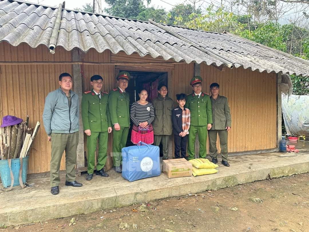 Tại xã Lâm Giang, Yên Phú, Đoàn thanh niên phối hợp cùng Hội Liên hiệp phụ nữ trao quà cho các gia đình có hoàn cảnh khó khăn.