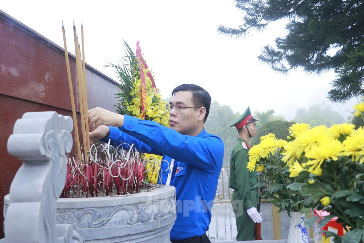 Tiên phong tiến bước dưới cờ Đảng, góp phần xây dựng tỉnh Yên Bái phát triển nhanh, bền vững theo hướng "Xanh, hài hòa, bản sắc và hạnh phúc”. Tiên phong tiến bước dưới cờ Đảng, góp phần xây dựng tỉnh Yên Bái phát triển nhanh, bền vững theo hướng "Xanh, hài hòa, bản sắc và hạnh phúc”.