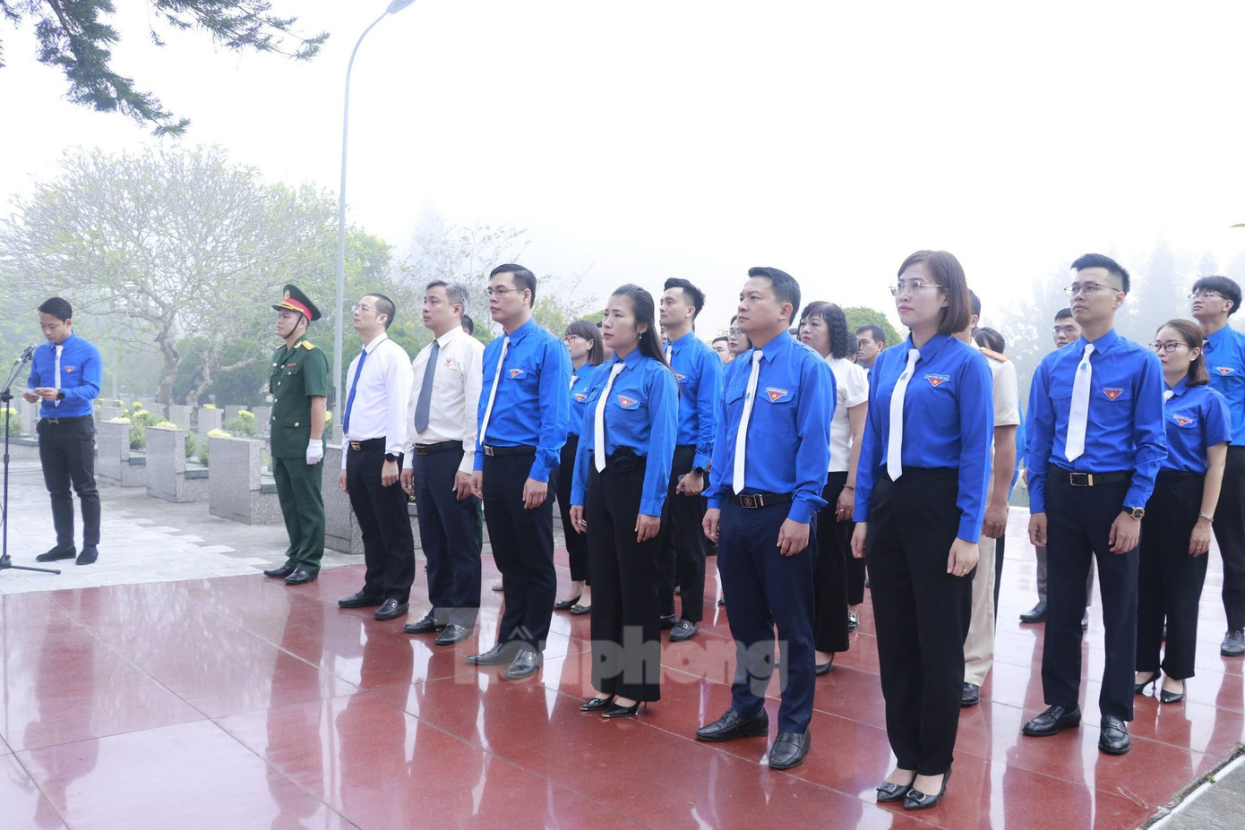 Tiếp đó, đoàn đại biểu đến viếng nghĩa trang liệt sỹ tỉnh Yên Bái. Trước anh linh của các anh hùng liệt sỹ, thanh niên Yên Bái hứa sẽ sáng suốt lựa chọn các anh, chị tham gia Uỷ ban Hội có đủ phẩm chất đạo đức, năng lực để lãnh đạo công tác Hội và phong trào thanh niên tỉnh nhà... Tiếp đó, đoàn đại biểu đến viếng nghĩa trang liệt sỹ tỉnh Yên Bái. Trước anh linh của các anh hùng liệt sỹ, thanh niên Yên Bái hứa sẽ sáng suốt lựa chọn các anh, chị tham gia Uỷ ban Hội có đủ phẩm chất đạo đức, năng lực để lãnh đạo công tác Hội và phong trào thanh niên tỉnh nhà...