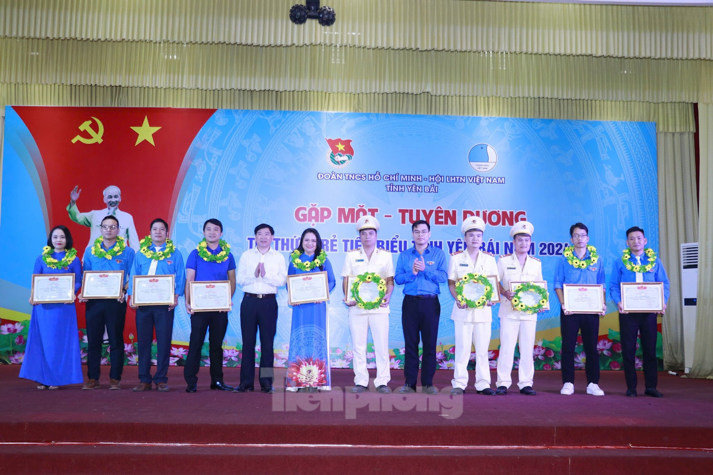 Tại lễ gặp mặt, các đoàn viên, hội viên, thanh niên, trí thức trẻ đã nghe một số tham luận xoay quanh các vấn đề: trí thức trẻ tham gia phát triển kinh tế - xã hội vùng đồng bào dân tộc thiểu số; xây dựng văn minh đô thị; các giải pháp thúc đẩy hoạt động sáng tạo trong thanh niên, học sinh, sinh viên… Tại lễ gặp mặt, các đoàn viên, hội viên, thanh niên, trí thức trẻ đã nghe một số tham luận xoay quanh các vấn đề: trí thức trẻ tham gia phát triển kinh tế - xã hội vùng đồng bào dân tộc thiểu số; xây dựng văn minh đô thị; các giải pháp thúc đẩy hoạt động sáng tạo trong thanh niên, học sinh, sinh viên…