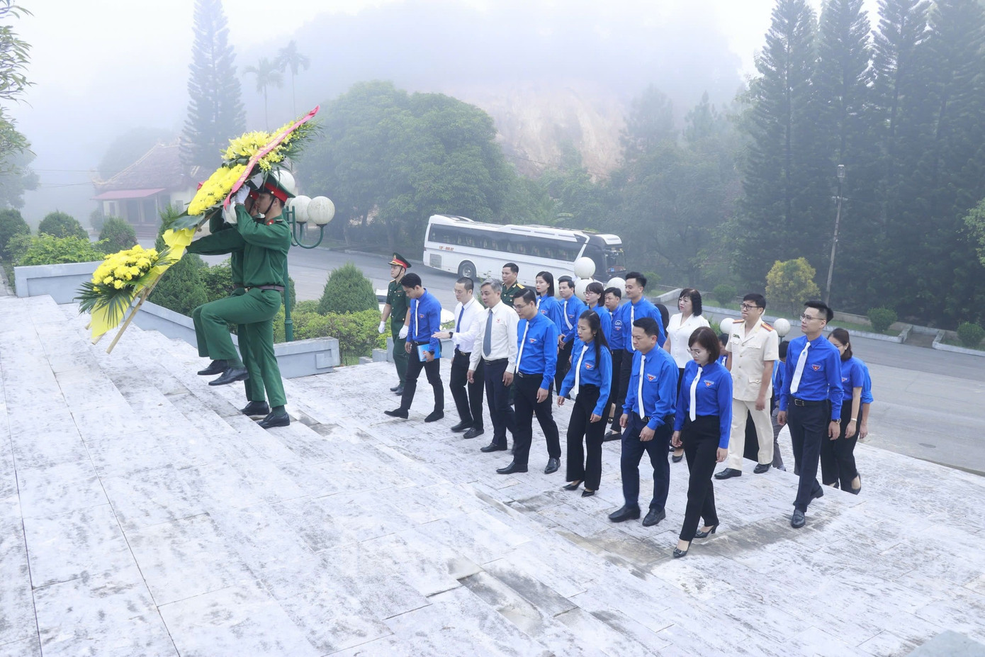 Tiếp đó, đoàn đại biểu đến viếng nghĩa trang liệt sỹ tỉnh Yên Bái. Trước anh linh của các anh hùng liệt sỹ, thanh niên Yên Bái hứa sẽ sáng suốt lựa chọn các anh, chị tham gia Uỷ ban Hội có đủ phẩm chất đạo đức, năng lực để lãnh đạo công tác Hội và phong trào thanh niên tỉnh nhà... Tiếp đó, đoàn đại biểu đến viếng nghĩa trang liệt sỹ tỉnh Yên Bái. Trước anh linh của các anh hùng liệt sỹ, thanh niên Yên Bái hứa sẽ sáng suốt lựa chọn các anh, chị tham gia Uỷ ban Hội có đủ phẩm chất đạo đức, năng lực để lãnh đạo công tác Hội và phong trào thanh niên tỉnh nhà...