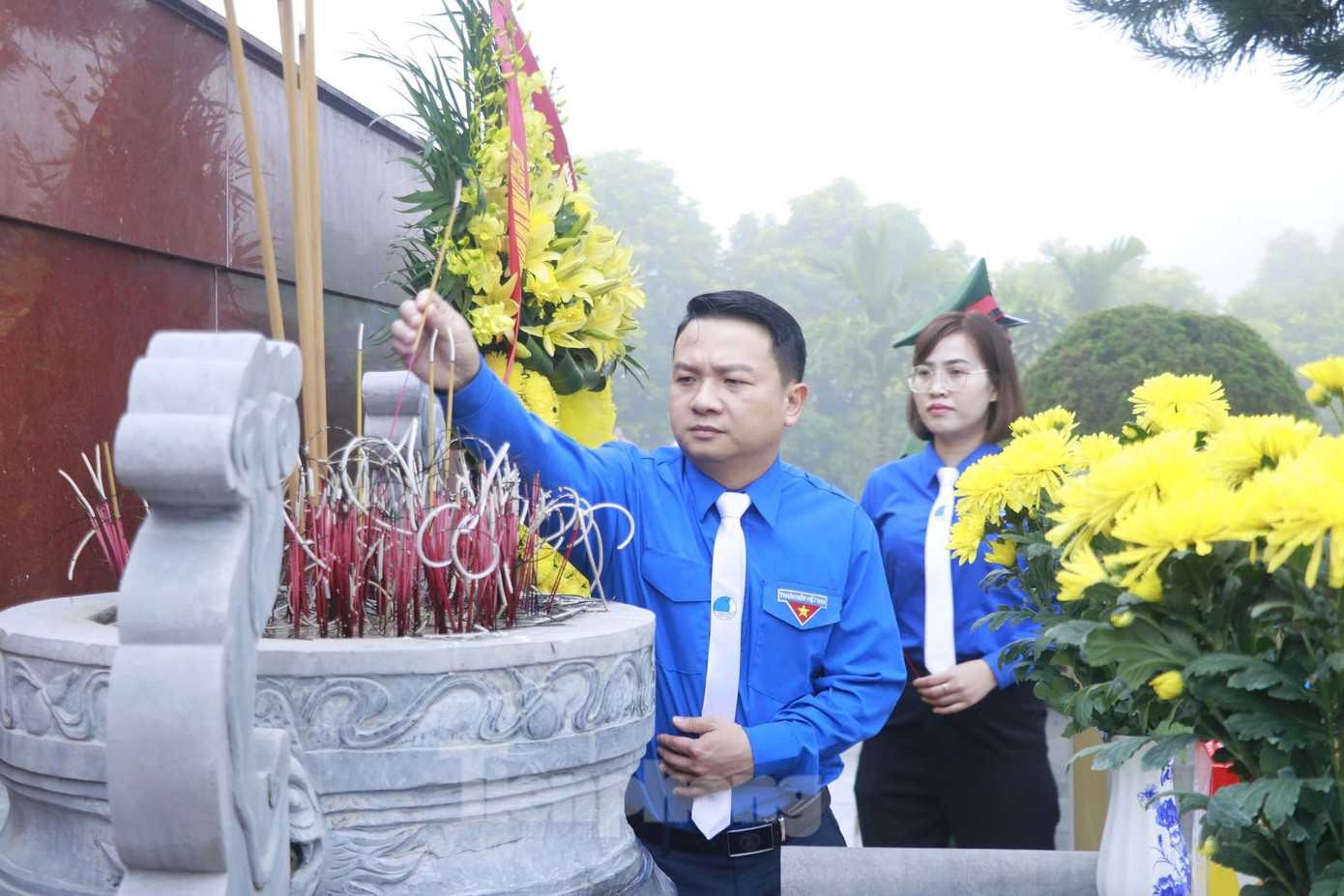 Tiên phong tiến bước dưới cờ Đảng, góp phần xây dựng tỉnh Yên Bái phát triển nhanh, bền vững theo hướng "Xanh, hài hòa, bản sắc và hạnh phúc”. Tiên phong tiến bước dưới cờ Đảng, góp phần xây dựng tỉnh Yên Bái phát triển nhanh, bền vững theo hướng "Xanh, hài hòa, bản sắc và hạnh phúc”.