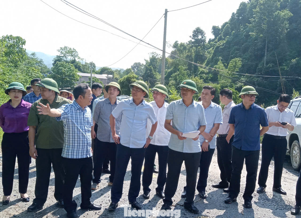 Bí thư Tỉnh ủy Lào Cai Đặng Xuân Phong trực tiếp chỉ đạo ứng phó cơn bão số 3 tại huyện Bát Xát. Bí thư Tỉnh ủy Lào Cai Đặng Xuân Phong trực tiếp chỉ đạo ứng phó cơn bão số 3 tại huyện Bát Xát.