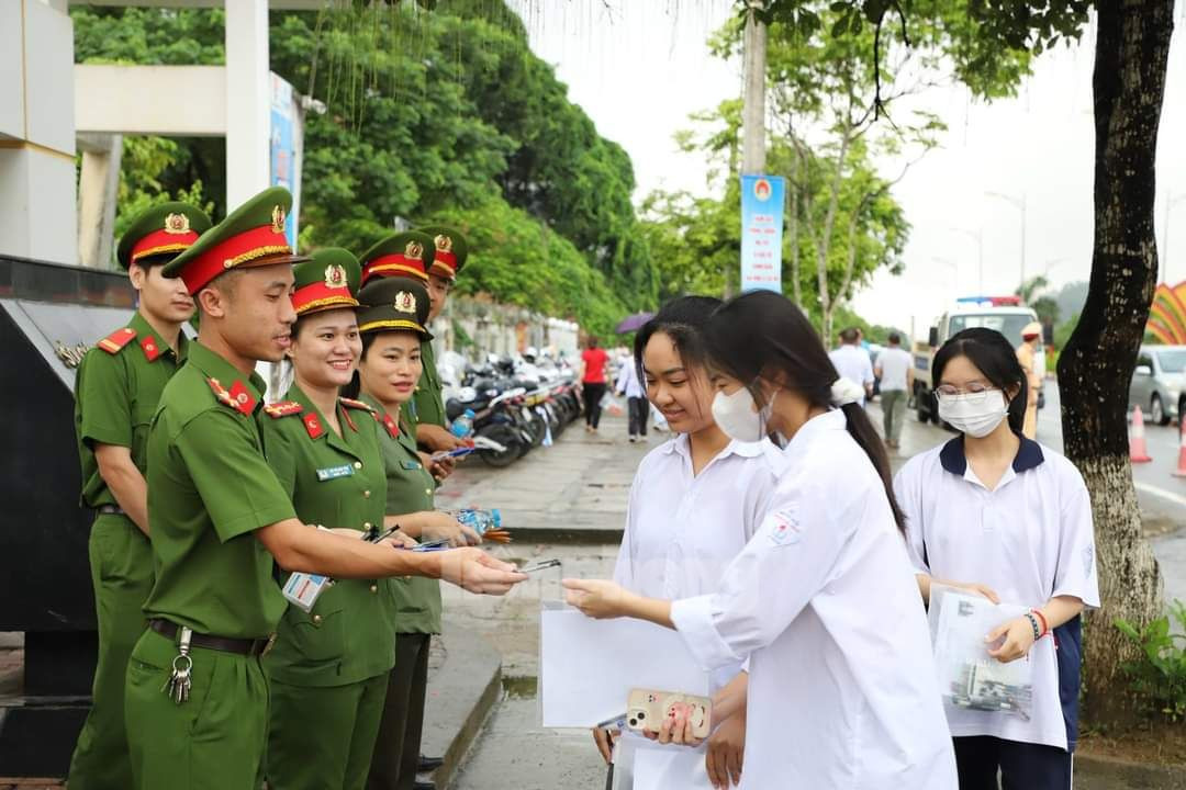 Đoàn thanh niên Công an tỉnh Yên Bái hỗ trợ phát bút, đồ uống, đồ dùng học tập cho các thí sinh tại các điểm thi. Đoàn thanh niên Công an tỉnh Yên Bái hỗ trợ phát bút, đồ uống, đồ dùng học tập cho các thí sinh tại các điểm thi.