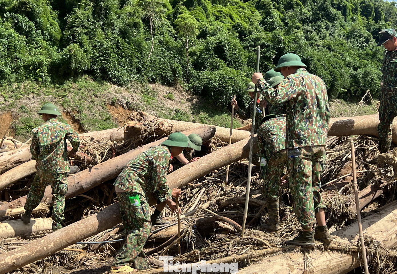 Ngay khi xảy ra lũ quét, tỉnh Điện Biên đã triển khai các biện pháp cấp bách, huy động hàng nghìn người khẩn trương tham gia khắc phục hậu quả do mưa lũ gây ra.