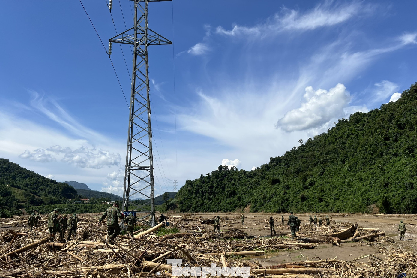Ngay khi xảy ra lũ quét, tỉnh Điện Biên đã triển khai các biện pháp cấp bách, huy động hàng nghìn người khẩn trương tham gia khắc phục hậu quả do mưa lũ gây ra.