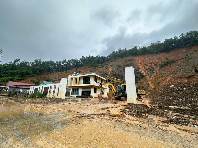 Người dân san ủi tạo mặt bằng khiến vị trí này thường xuyên bị đất đá tràn xuống làm tắc đường trên Quốc lộ 3, tại tỉnh Cao Bằng.