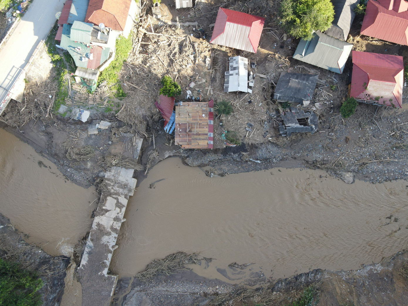 Theo thống kê của cơ quan chức năng, tại bản Tin Tốc, lũ quét đã khiến 2 nhà bị cuốn trôi hoàn toàn, 11 ngôi nhà đang bị sập, nguy cơ sạt lở, 8 nhà bị ngập úng nặng. Toàn bộ hoa màu, ruộng lúa của người dân bị đất đá vùi lấp. Theo thống kê của cơ quan chức năng, tại bản Tin Tốc, lũ quét đã khiến 2 nhà bị cuốn trôi hoàn toàn, 11 ngôi nhà đang bị sập, nguy cơ sạt lở, 8 nhà bị ngập úng nặng. Toàn bộ hoa màu, ruộng lúa của người dân bị đất đá vùi lấp.