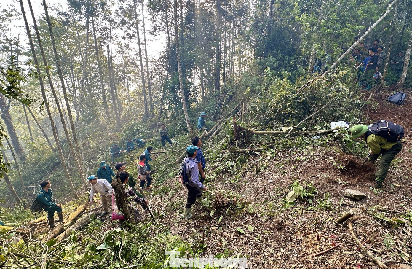 Một số hình ảnh các lực lượng 4 tại chỗ tập trung phát đường băng cản lửa ngăn cháy rừng.