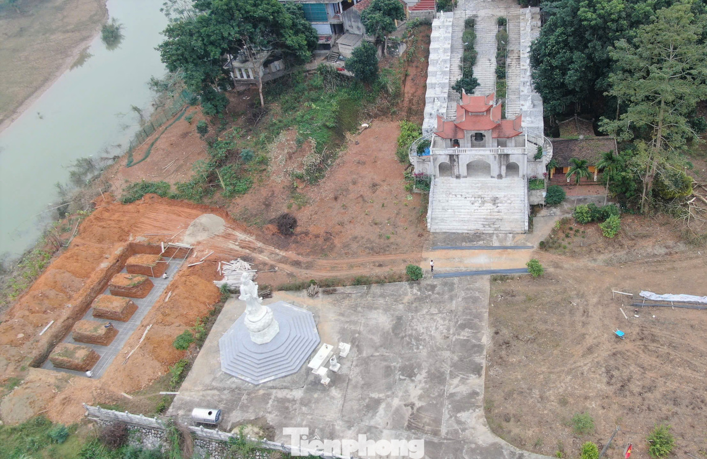Theo những người dân nơi đây, đợt mưa lũ tháng 9 khiến mực nước sông Chảy dâng cao, ngập sâu khiến nhiều hạng mục, cơ sở hạ tầng, hạng mục công trình trong khu di tích bị hư hỏng.