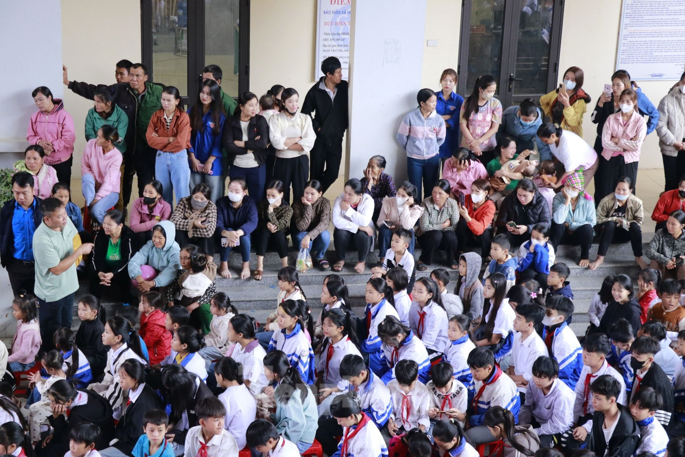 Ngay từ sáng sớm 27/10, dù thời tiết mưa, hàng trăm đoàn viên, thanh niên cùng người dân trên địa bàn xã Minh An, huyện Văn Chấn có mặt tại Hội trường UBND xã tham dự chương trình.