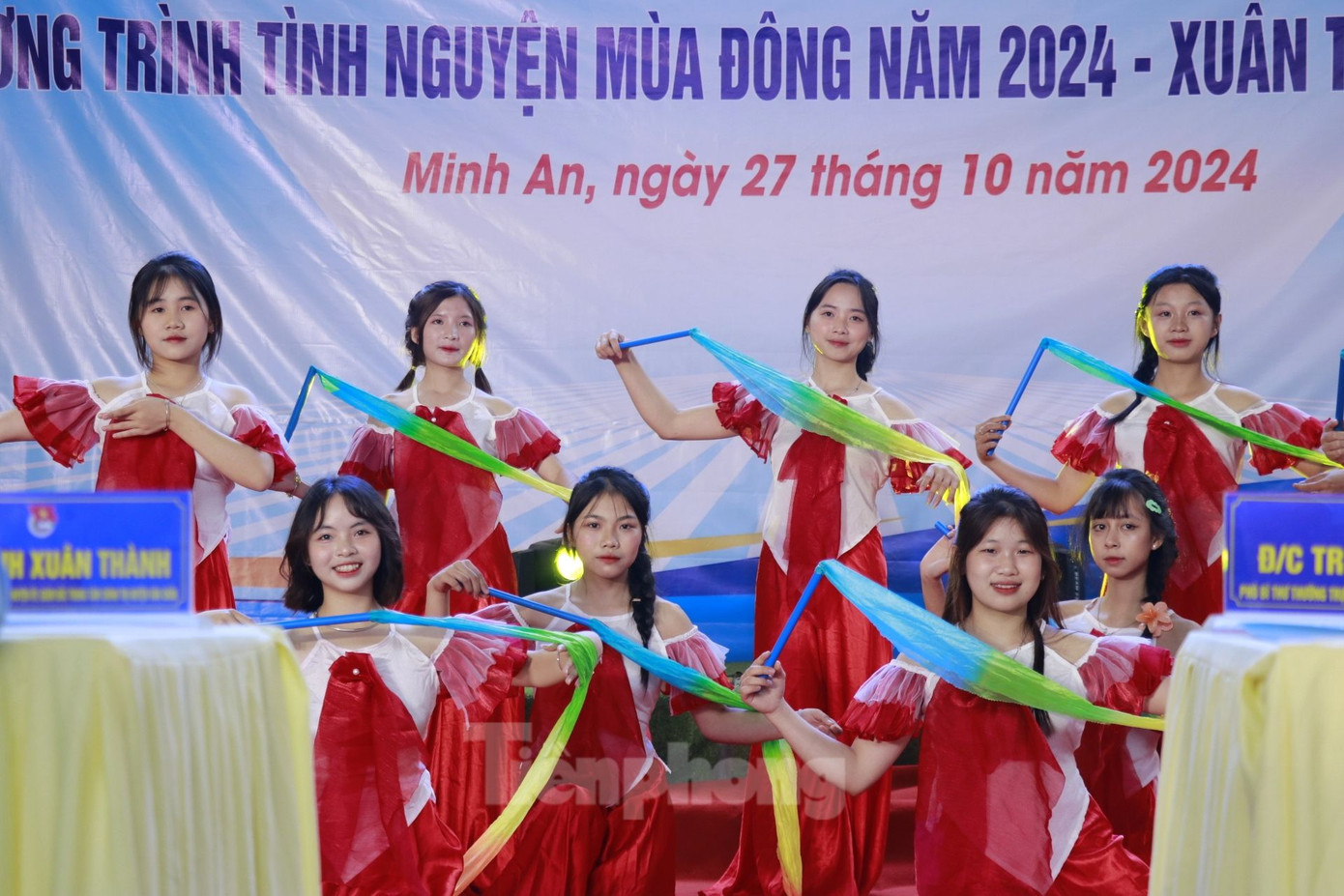Mở đầu, các đoàn viên thanh niên trẻ thể hiện những ca khúc ấn tượng về đất nước, thanh niên, tuổi trẻ, tạo nên không khí sôi nổi.