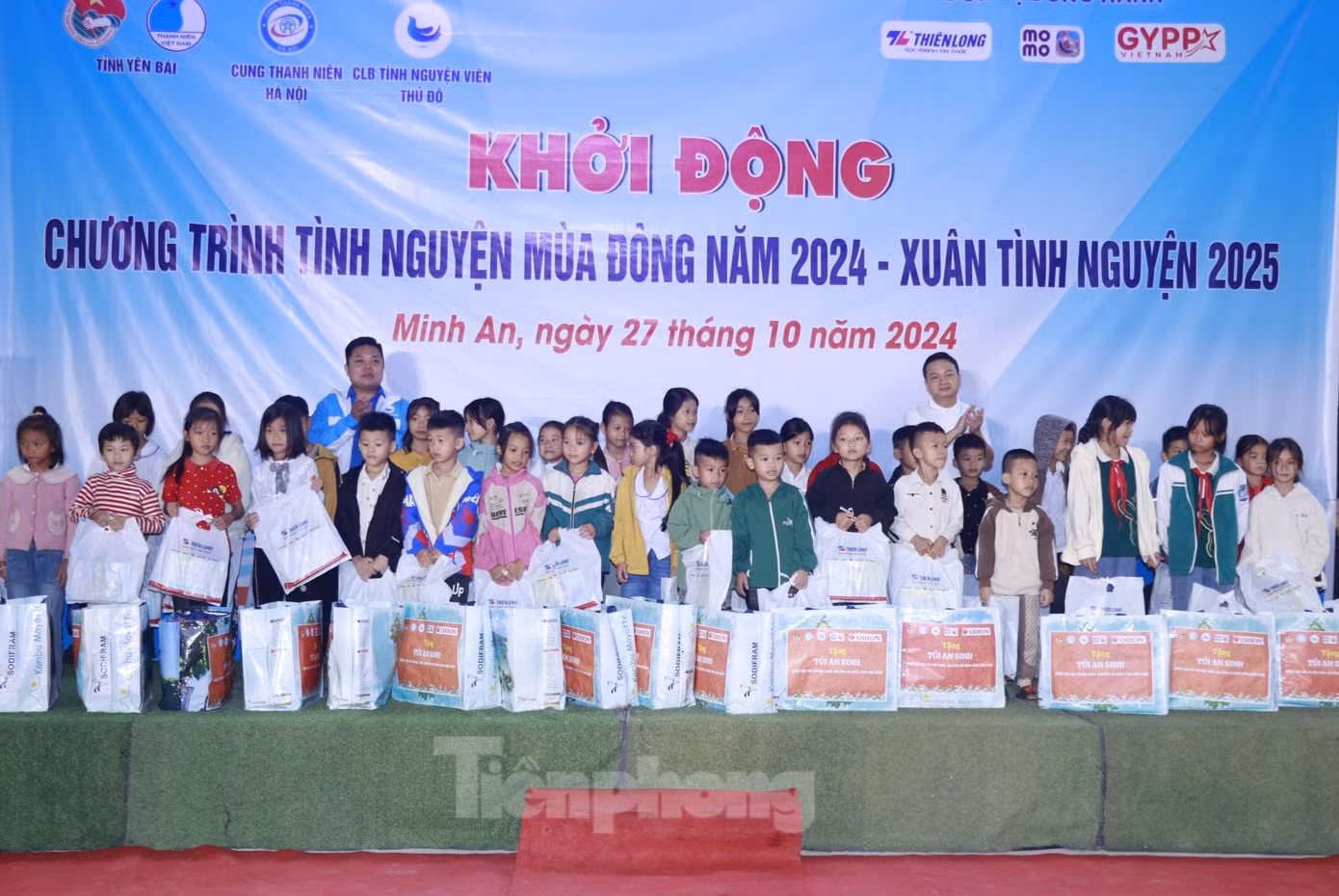 Ngoài ra, trao hỗ trợ xây dựng công trình "Sân chơi cho em”; trao 100 suất quà, mỗi suất trị giá 500 nghìn đồng cho học sinh Trường Tiểu học Minh An, Trường THCS Minh An, huyện Văn Chấn...