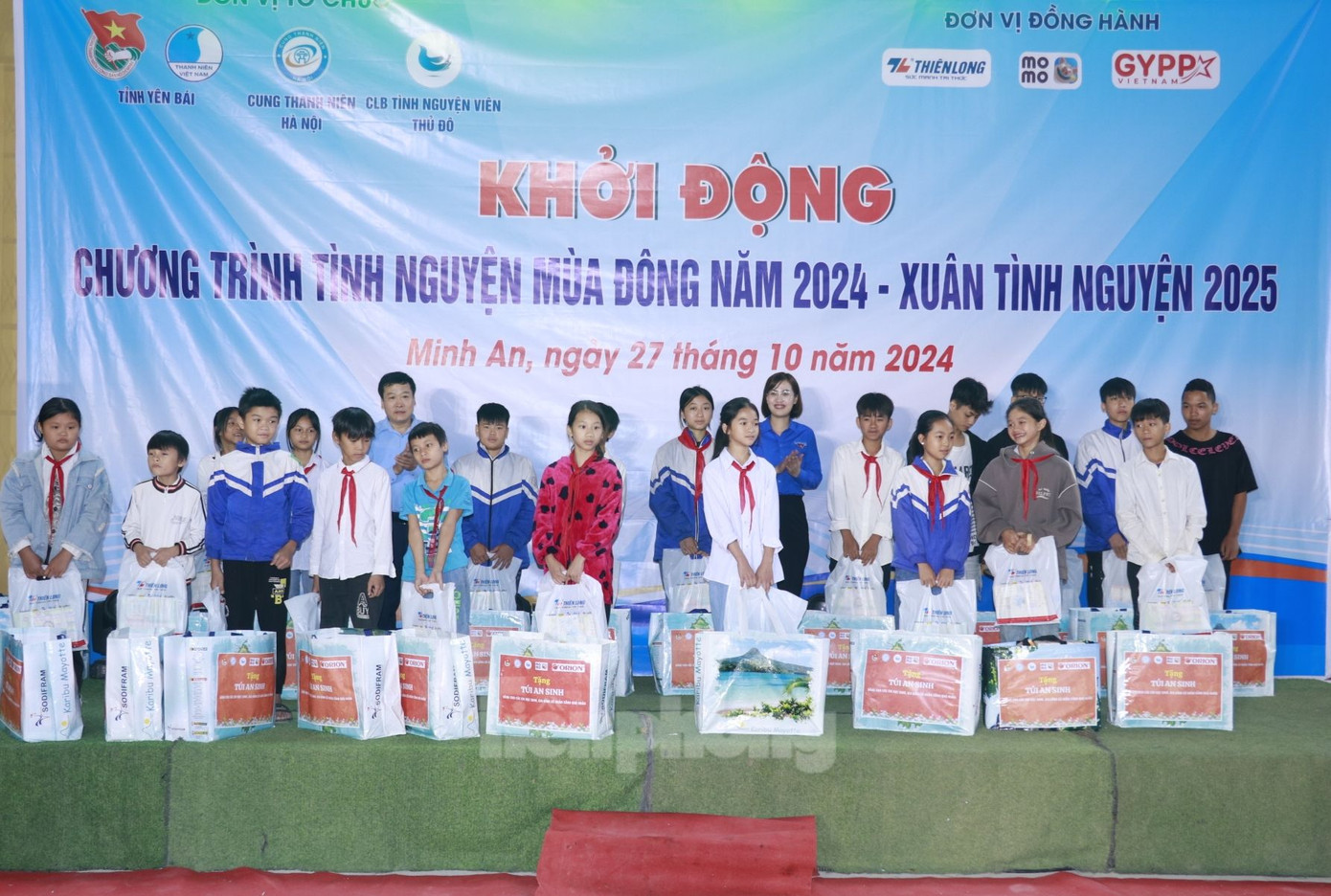 Ngoài ra, trao hỗ trợ xây dựng công trình &quot;Sân chơi cho em”; trao 100 suất quà, mỗi suất trị giá 500 nghìn đồng cho học sinh Trường Tiểu học Minh An, Trường THCS Minh An, huyện Văn Chấn...