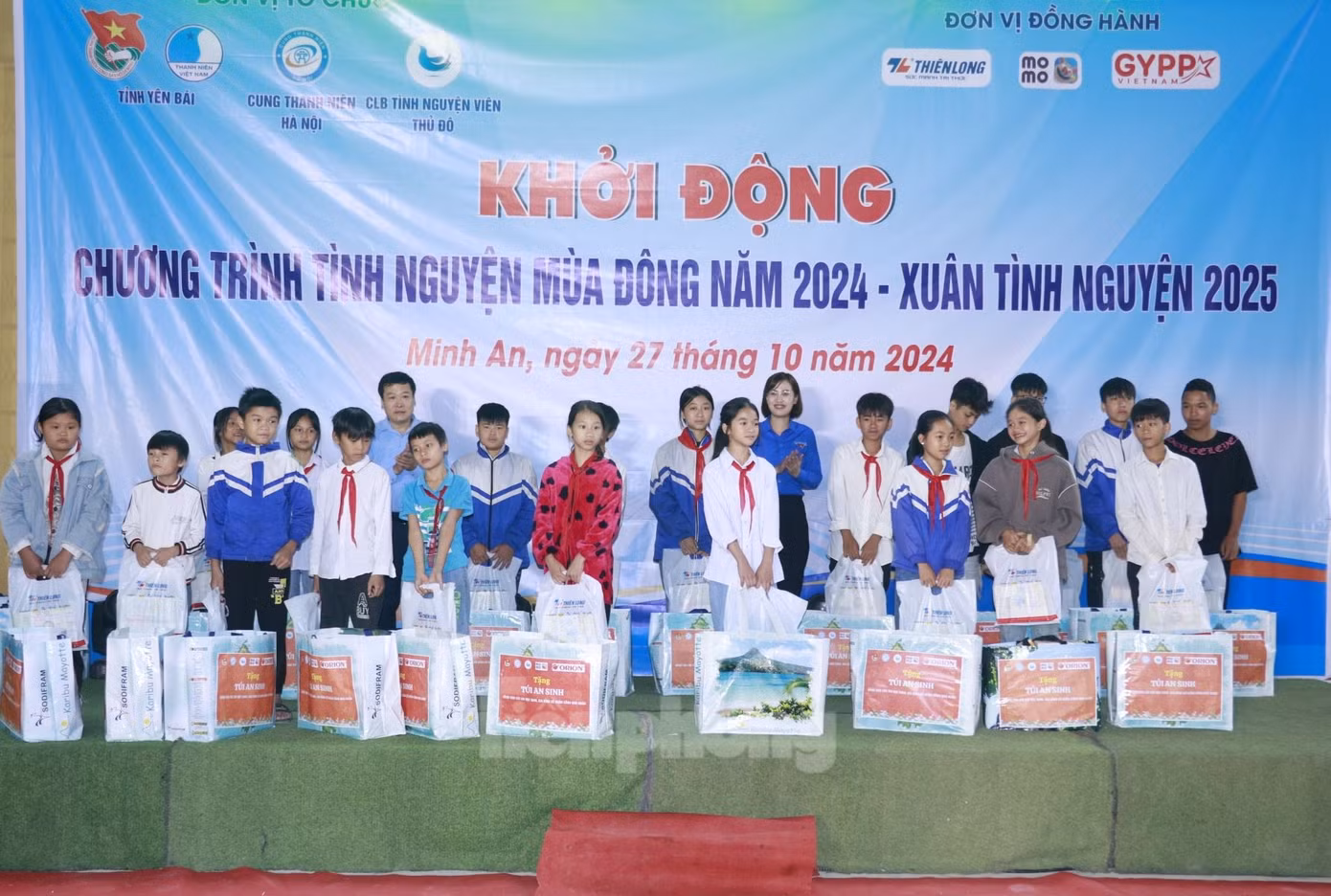 Ngoài ra, trao hỗ trợ xây dựng công trình "Sân chơi cho em”; trao 100 suất quà, mỗi suất trị giá 500 nghìn đồng cho học sinh Trường Tiểu học Minh An, Trường THCS Minh An, huyện Văn Chấn...
