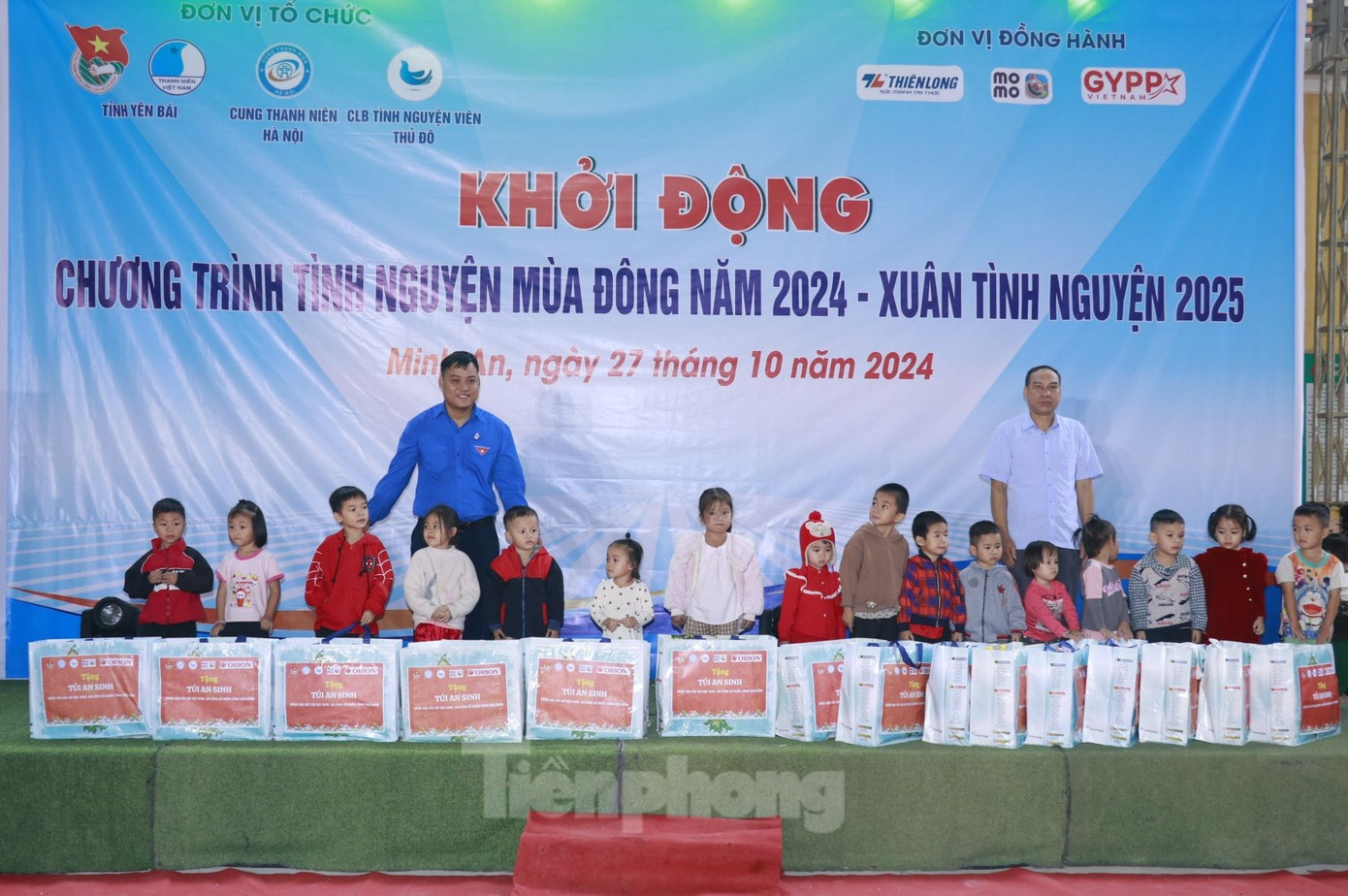 Ngoài ra, trao hỗ trợ xây dựng công trình &quot;Sân chơi cho em”; trao 100 suất quà, mỗi suất trị giá 500 nghìn đồng cho học sinh Trường Tiểu học Minh An, Trường THCS Minh An, huyện Văn Chấn...