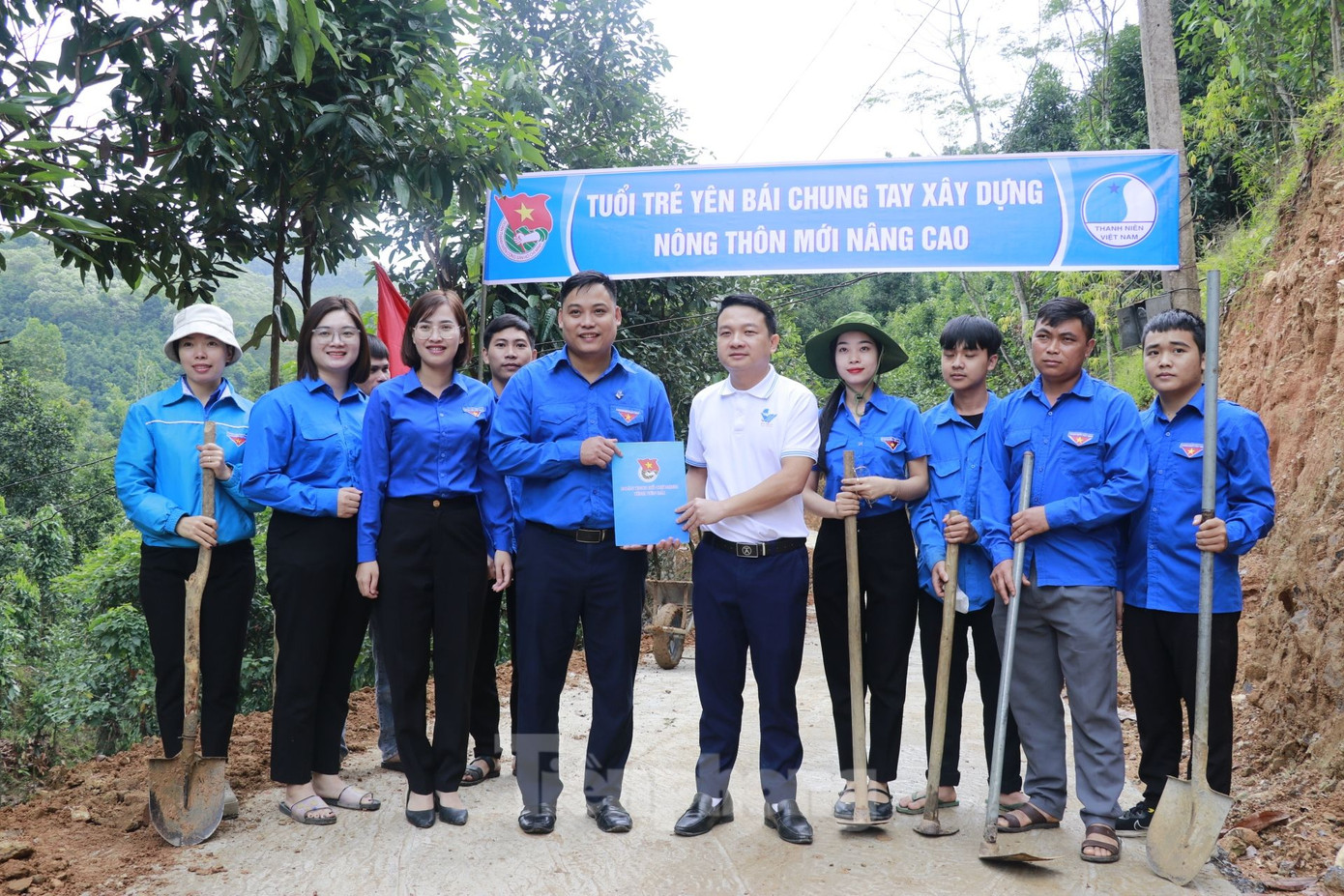 Đồng thời đẩy mạnh hoạt động tình nguyện vì cuộc sống cộng đồng, xây dựng cơ sở hạ tầng, bảo vệ môi trường, xây dựng nông thôn mới.