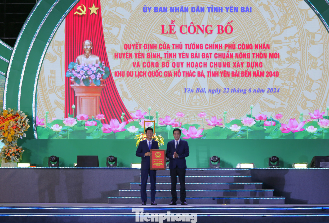 Đại diện Bộ Xây dựng trao quyết định của Thủ tướng Chính Phủ phê duyệt Quy hoạch chung xây dựng khu du lịch quốc gia Hồ Thác Bà, tỉnh Yên Bái đến năm 2040 cho tỉnh Yên Bái.