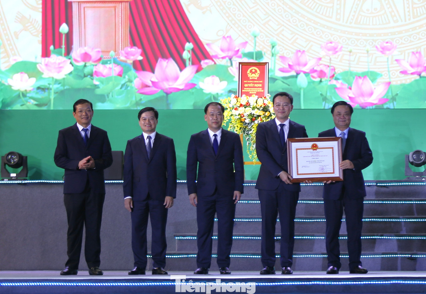 Bộ trưởng Bộ Nông nghiệp và Phát triển nông thôn Lê Minh Hoan trao bằng công nhận huyện đạt chuẩn NTM và tặng hoa chúc mừng Đảng bộ, chính quyền và nhân dân các dân tộc huyện Yên Bình.