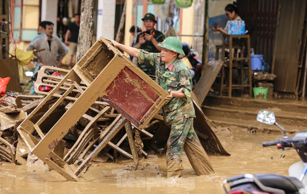 Sau hơn 10 ngày nỗ lực cùng đảng bộ, chính quyền và nhân dân thành phố Yên Bái khắc phục hậu quả cơn bão số 3, sau khi công tác khắc phục cơ bản hoàn tất, cán bộ, chiến sĩ quân đội các đơn vị đã lên đường trở về đơn vị .