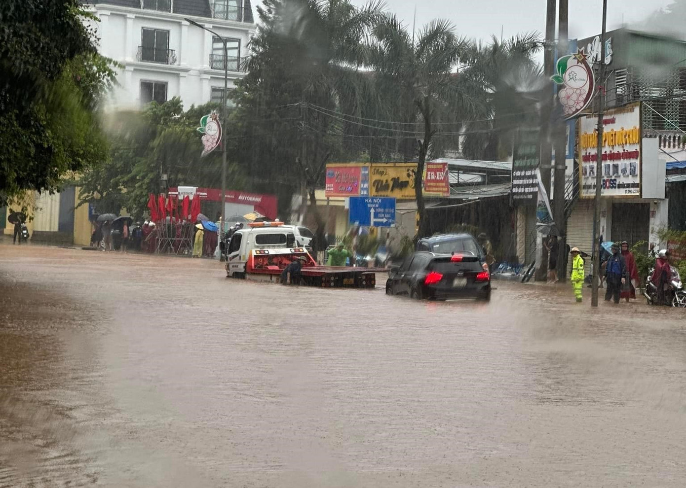 Do ngập lụt, nhiều tuyến đường ở Mộc Châu hiện nay không lưu thông được, như: Quốc lộ 6 đoạn tuyến qua thị trấn Mộc Châu và xã Chiềng Hắc; Quốc lộ 43 đoạn tuyến từ xã Hua Păng đến xã Quy Hướng; đường tỉnh 104 đoạn tuyến qua các xã: Tân Lập, Tân Hợp; đường đô thị: Tuyến đường Vũ Xuân Thiều (đoạn qua nhà hàng Thường Hiền); đường xã: Đường đi bản Nặm Khao, xã Tân Lập…