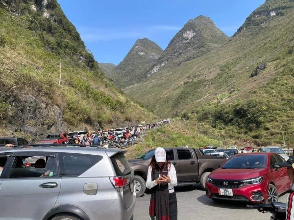 Phối hợp với lực lượng chức năng tỉnh, huyện trong việc đảm bảo an toàn giao thông tại các điểm du lịch trọng điểm.