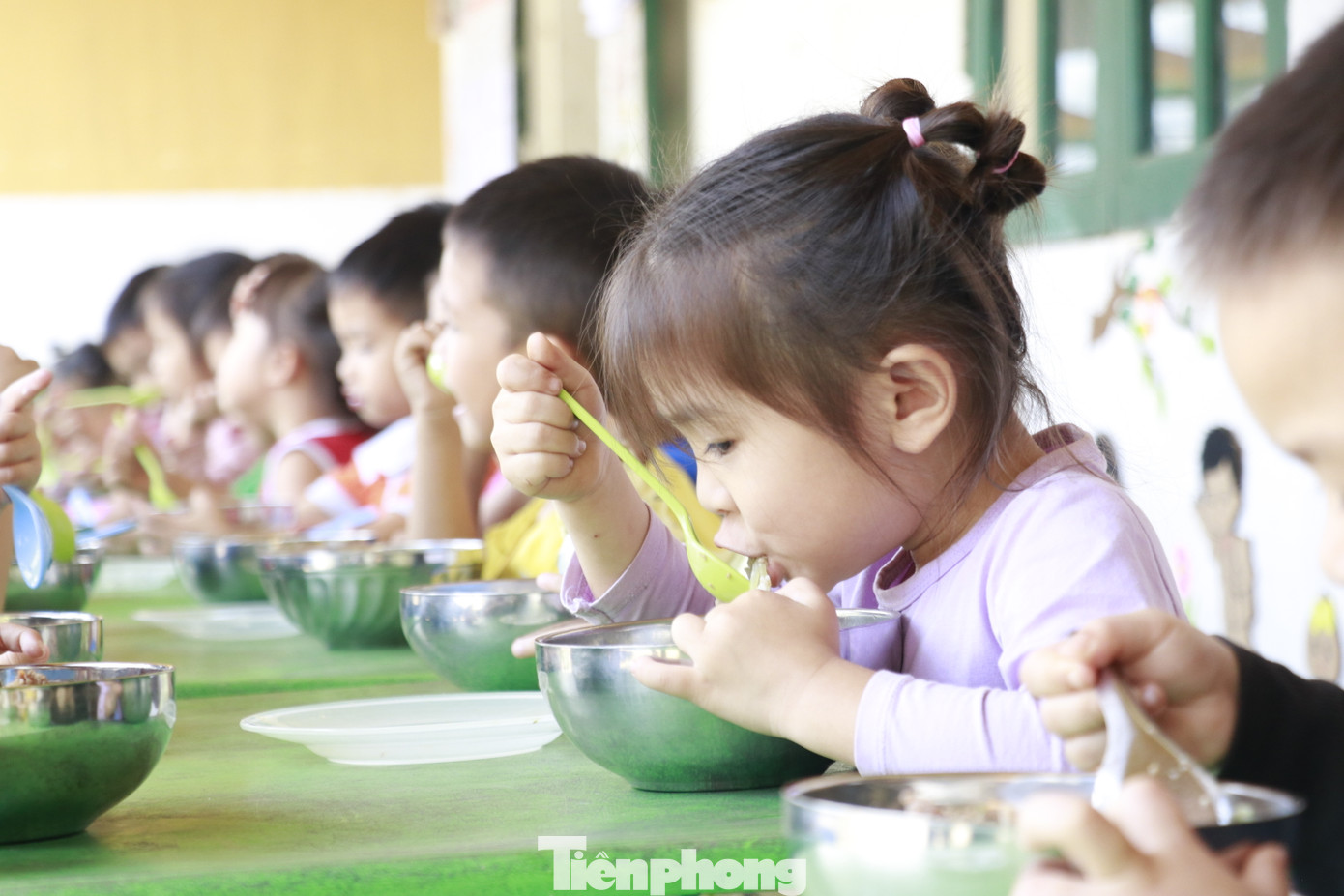 Cô giáo Mai Hồng Nhung - Phụ trách lớp 4 - 5 tuổi, chia sẻ, lớp học có 5 bạn không may qua đời do trận lũ quét gây ra. Phải mất rất nhiều thời gian và công sức của các cô để giúp các học trò thân yêu gác lại những đau thương, xóa nhòa đi những mất mát. Đến hiện tại, với sự nỗ lực của cả cô và trò cùng những người thân, gia đình, các bạn đã ổn định tâm lý, hòa đồng, vui vẻ, những lớp học đã rộn rã tiếng học đánh vần râm ran, tiếng nói cười rộn rã.