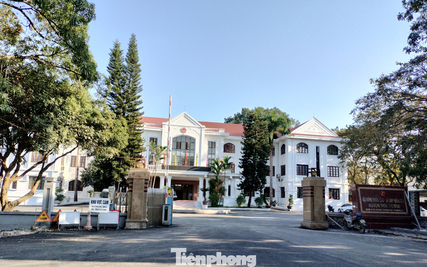 UBND huyện Sơn Dương tiếp tục theo dõi, chỉ đạo việc nâng chất lượng dạy và học trên địa bàn. UBND huyện Sơn Dương tiếp tục theo dõi, chỉ đạo việc nâng chất lượng dạy và học trên địa bàn.