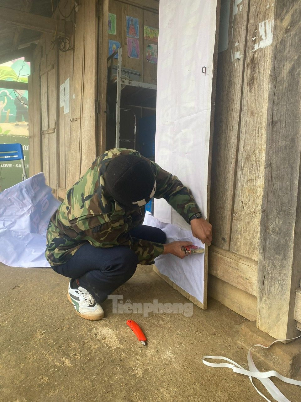 Để đảm bảo các phòng nghỉ ngơi tránh rét đảm bảo, các thầy cô giáo tại trường Phổ thông dân tộc bán trú Tiểu học và Trung học cơ sở Chế Tạo dùng bạt, bao tải che chắn kín các ô cửa, sửa lại các phòng để cho học sinh nghỉ ngơi.