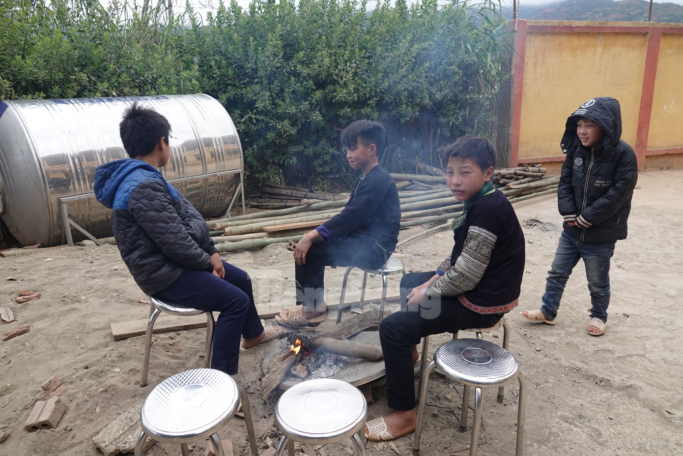 Nhà trường cũng khuyến cáo các em học sinh mặc đủ ấm, đối với những em học sinh gia đình hoàn cảnh khó khăn được hỗ trợ quần áo ấm.