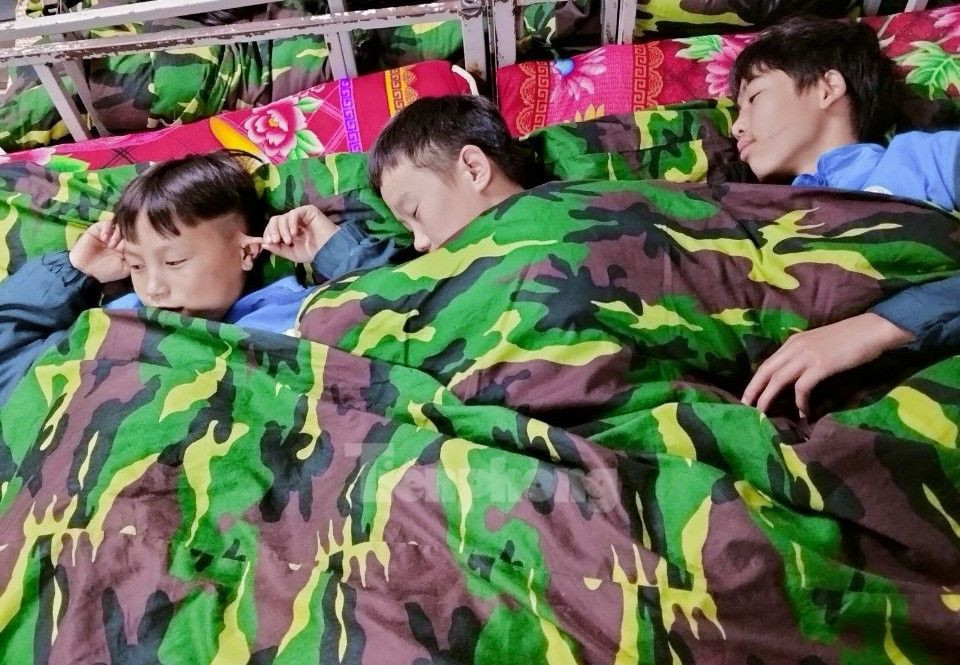 Theo thống kê của Sở Giáo dục tỉnh Yên Bái, đến thời điểm hiện tại đã có 12 trường học của 2 huyện Mù Cang Chải, Trạm Tấu với hơn 5.000 học sinh nghỉ học để tránh rét.