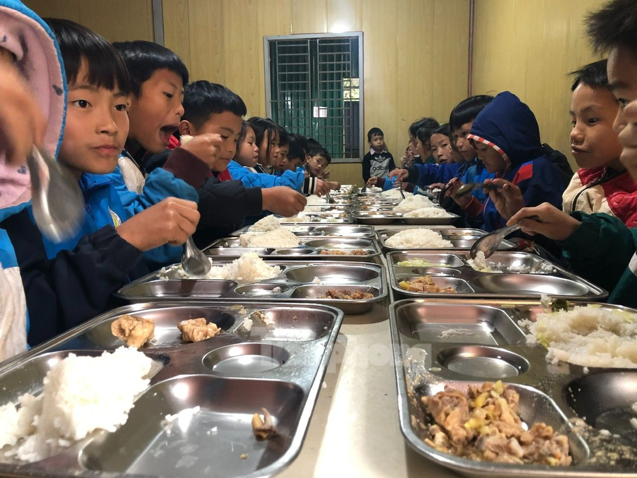 Khẩu phần ăn của các học sinh cũng được duy trì đủ năng lượng để đảm bảo sức khỏe, tránh rét.