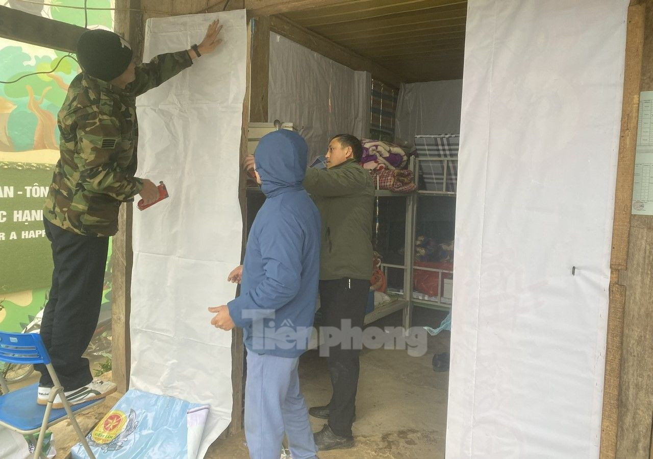 Trao đổi với Tiền Phong, ông Sùng A Dinh - Chủ tịch xã Chế Tạo cho biết, do điều kiện còn nhiều khó khăn, các em học sinh bán trú được nghỉ học tránh rét nhưng nhiều gia đình không đón con em về nhà mà gửi lại trường để tránh rét.