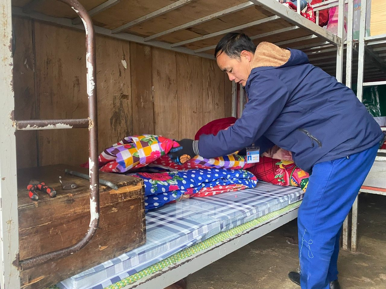 Bổ sung thêm chăn, đệm để đảm bảo đủ ấm cho các em học sinh.