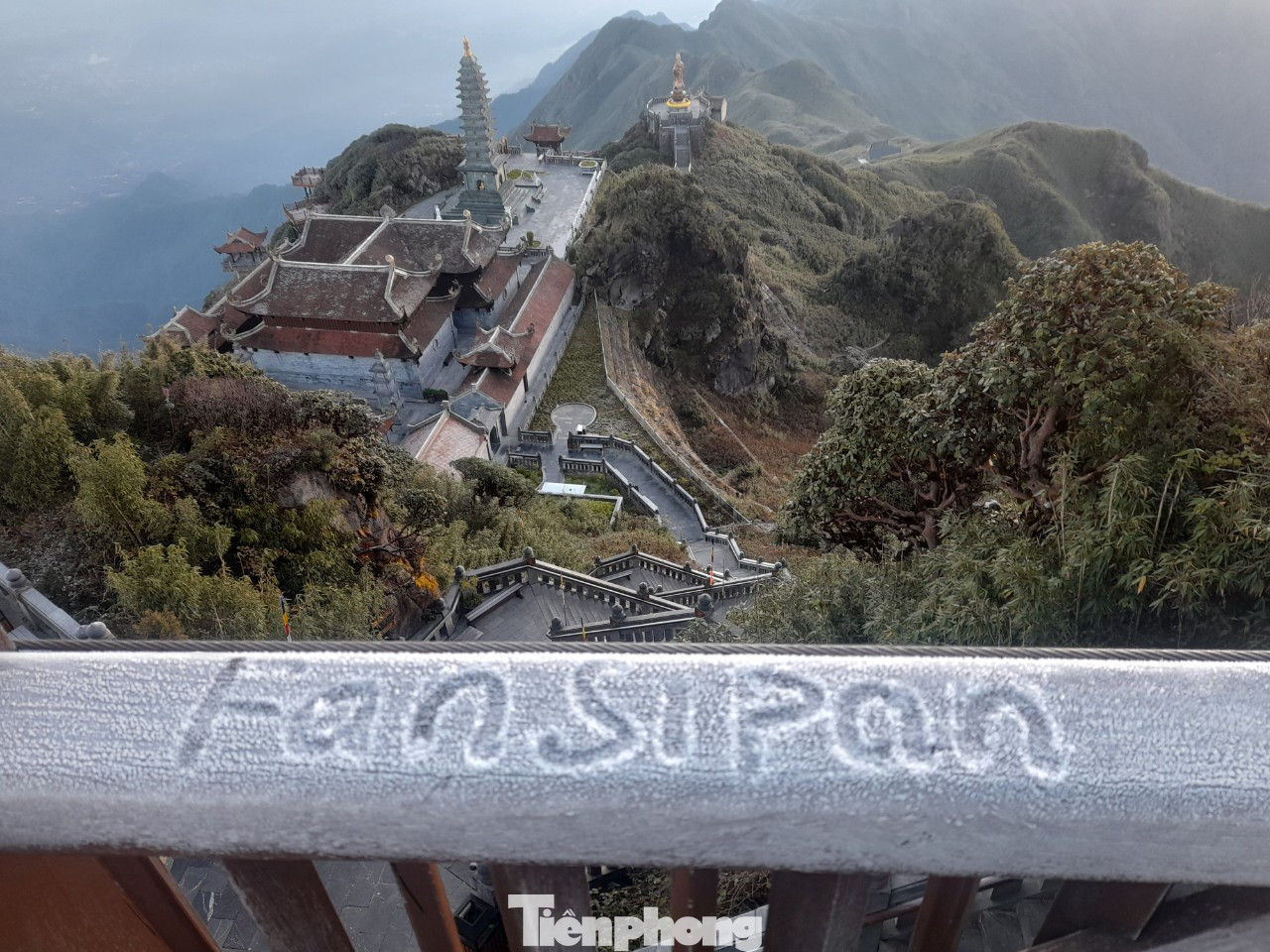 Sáng 3/1, trao đổi với Tiền Phong, ông Quyền Anh Tuấn, Trưởng bộ phận truyền thông Fansipan Legend cho biết, do nhiệt độ giảm mạnh xuống dưới 10 độ C, đỉnh Fansipan đã xuất hiện mưa nhẹ và sương muối.