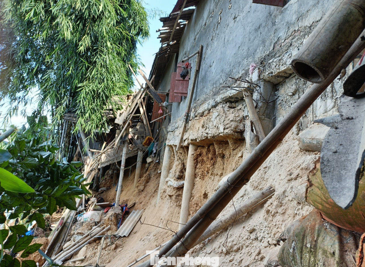 Khu vực giáp sông Chảy, nhiều nhà cửa bị sạt trượt nguy hiểm.