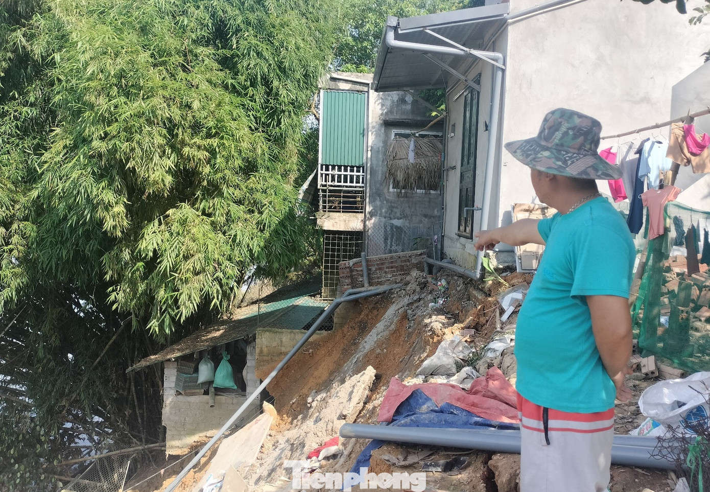 Nhiều gia đình lo lắng vì tình trạng sạt lở bờ kè, hư hỏng nhà cửa.
