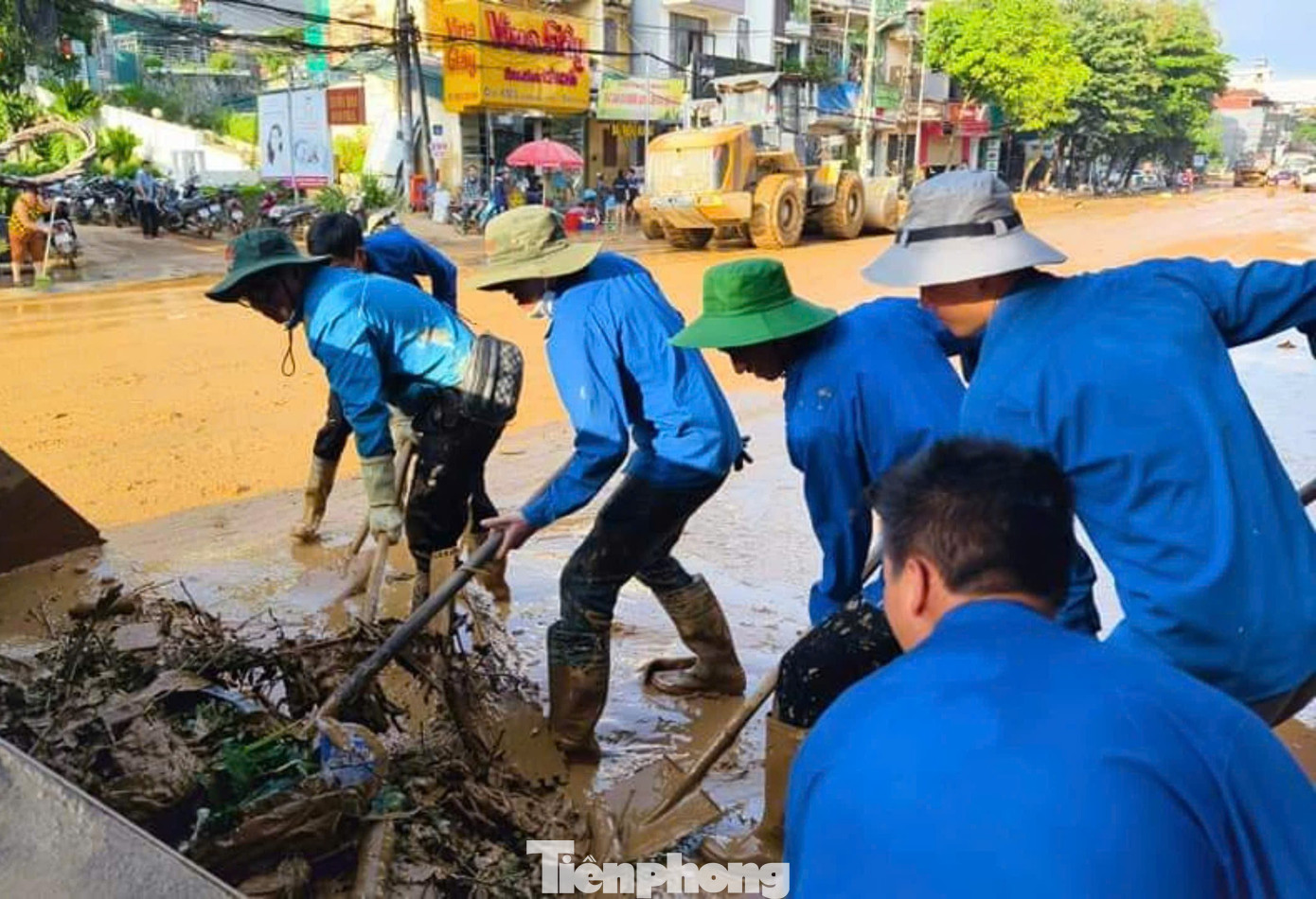 Trao đổi với Tiền Phong, anh Đồng Mạnh Linh - Phó Bí thư Tỉnh Đoàn Yên Bái cho biết, hàng trăm đoàn viên đã được huy động từ huyện Văn Chấn, thị xã Nghĩa Lộ đã cùng đoàn viên thành phố chung tay dọn dẹp bùn đất, vệ sinh môi trường. Trước đó, trong thời điểm lũ lụt Ban Thường vụ Tỉnh Đoàn Yên Bái cũng đã ra lời kêu gọi các cơ quan, tổ chức đơn vị hảo tâm trong và ngoài tỉnh giúp đỡ bà con nhân dân các nhu yếu phẩm cần thiết. Qua đó đã kêu gọi, vận động được hàng trăm tấn hàng hóa, nhu yếu phẩm cho người dân.