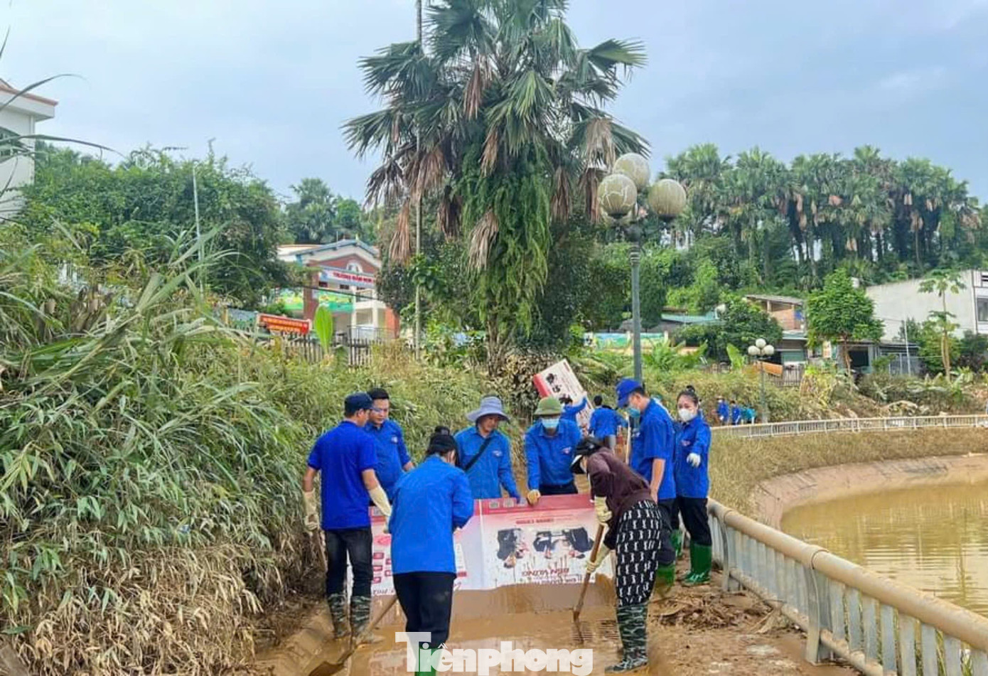 Chị Phan Thùy Dung (ở Thị Đoàn Nghĩa Lộ) chia sẻ, nhiều ngày qua đoàn viên, thanh niên trên địa bàn không khỏi xót xa khi đọc được những thông tin về tình hình mưa lũ. Ai cũng mong muốn sẽ được góp một phần nhiệt huyết, chung tay góp sức vì thành phố quê hương vượt qua khó khăn trong thiên tai bão lũ.