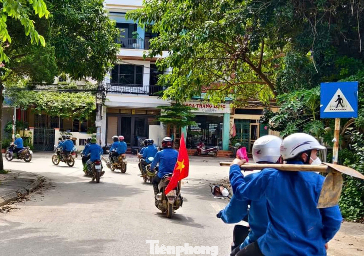 Trên khắp các tuyến phố từ Kim Đồng, Điện Biên, Hồ Xuân Hương, Trần Hưng Đạo...đều xuất hiện hình ảnh những áo xanh tình nguyện.