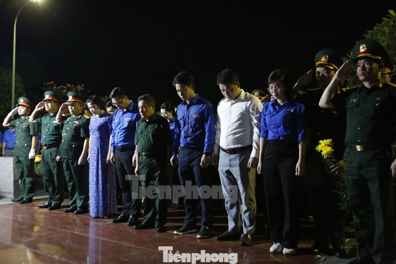 Trước buổi lễ, để bày tỏ lòng tiếc thương, tưởng nhớ đồng chí Tổng Bí thư Nguyễn Phú Trọng - nhà lãnh đạo lỗi lạc, trọn đời vì nước vì dân, đại biểu và các bạn đoàn viên, thanh niên đã dành một phút tưởng niệm. Trước buổi lễ, để bày tỏ lòng tiếc thương, tưởng nhớ đồng chí Tổng Bí thư Nguyễn Phú Trọng - nhà lãnh đạo lỗi lạc, trọn đời vì nước vì dân, đại biểu và các bạn đoàn viên, thanh niên đã dành một phút tưởng niệm.