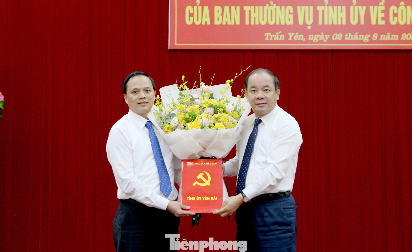 Ông Tạ Văn Long - Phó Bí thư Thường trực Tỉnh ủy Yên Bái trao quyết định, tặng hoa chúc mừng tân Bí thư Huyện ủy Trấn Yên.