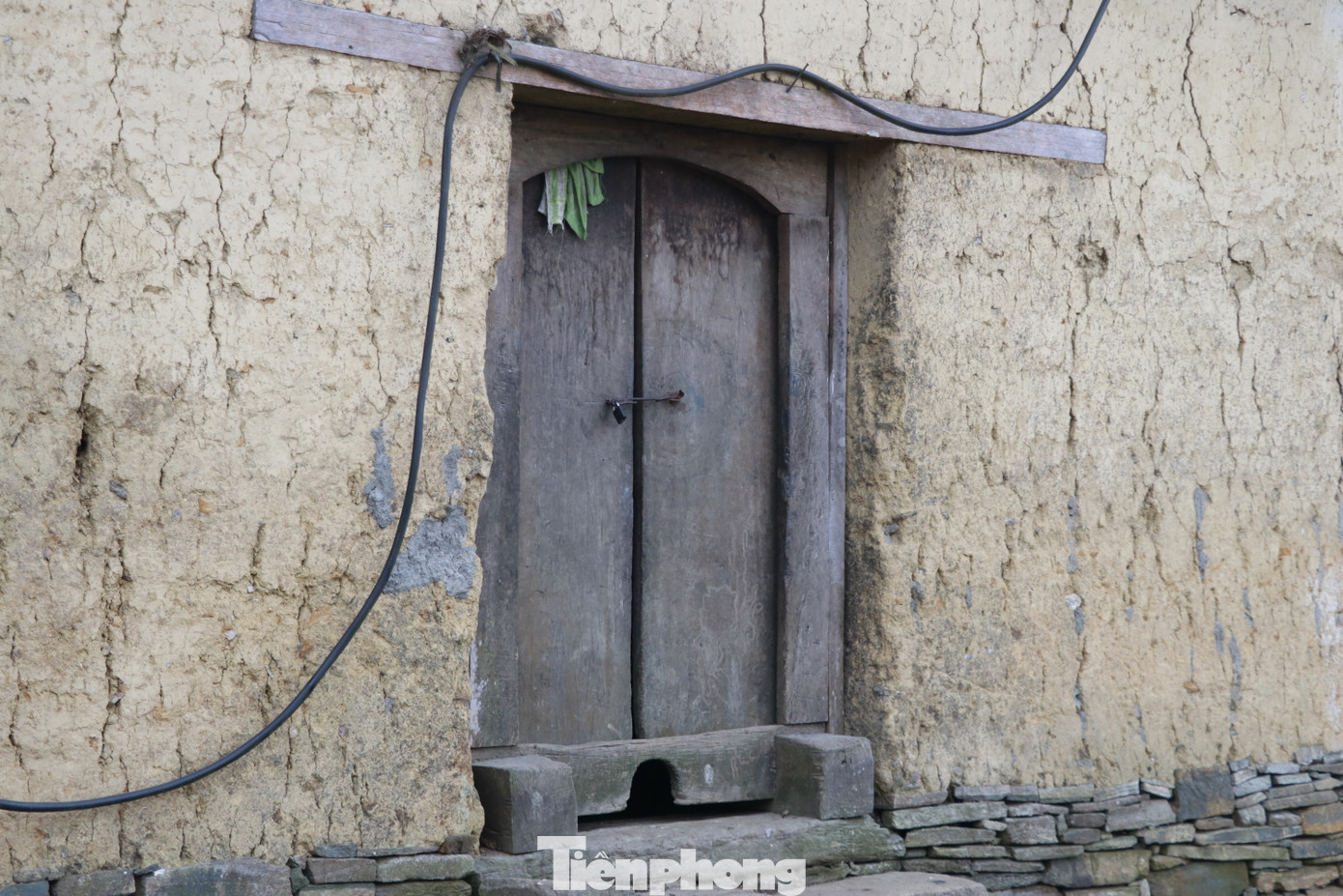 Một ngôi nhà thường rộng 60-80m2 vuông vức nhưng tường đã dày đến 40-60cm với chiều cao 4-5m. Ở chính giữa là cổng "tò vò" lối vào nhà chính, bên hông có thể mở lối phụ ra chuồng trâu, bò nằm kế bên nhà.