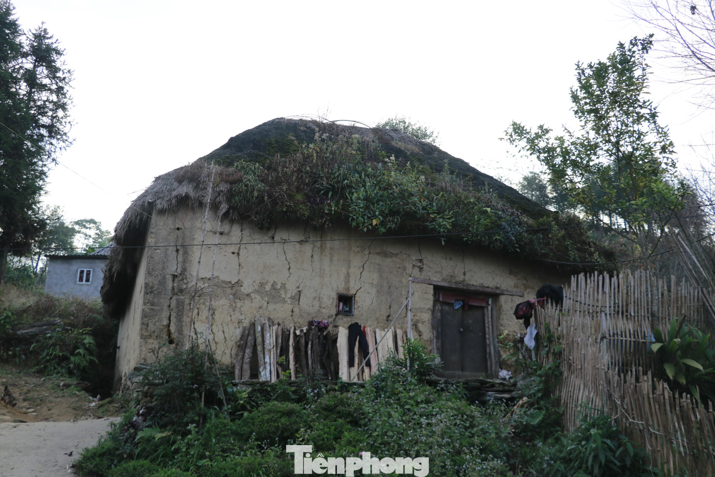 Nhà trình tường là kiến trúc phổ biến ở miền núi phía bắc nước ta nhưng người Hà Nhì thì xây dựng đặc biệt ở chỗ mỗi nhà được làm theo dạng hình vuông với bốn mái hình chóp, trên phủ rơm làm từ cỏ tranh hoặc gần đây hiện đại hơn đã phủ mái ngói hoặc mái phi-brô xi-măng.