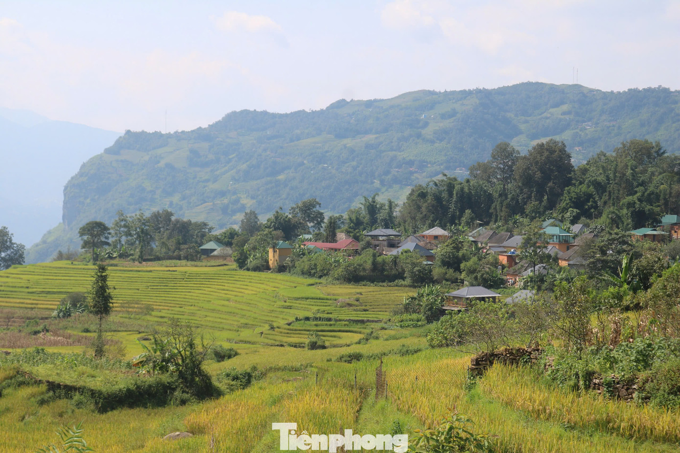 Đến Y Tý, ngoài việc chiêm ngưỡng vẻ đẹp hoang sơ của núi rừng, cảnh sắc thiên nhiên tuyệt đẹp và những con người thân thiện, mến khách. Du khách có thể ngắm những ngôi nhà trình tường theo nguyên mẫu của người Hà Nhì.