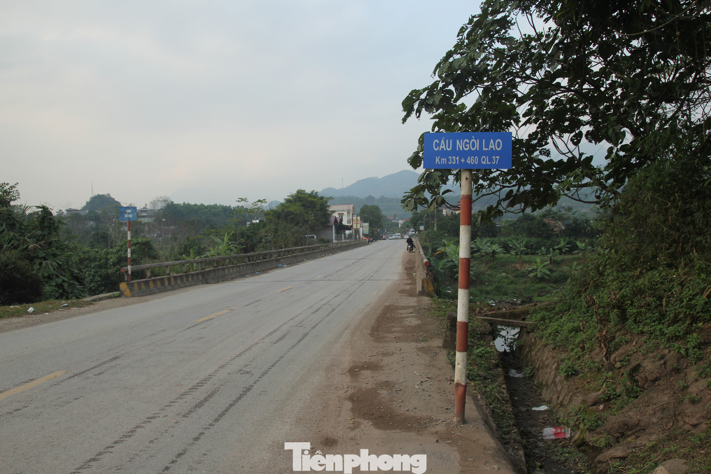 Ghi nhận của PV báo Tiền Phong trong những ngày giữa tháng 4 và nhiều ngày trước đó, khu vực suối Ngòi Lao và Ngòi Phà, đoạn chảy qua địa bàn xã Cát Thịnh, huyện Văn Chấn luôn trong tình trạng rác thải ngổn ngang, ngập ngụa, bốc mùi hôi thối.
