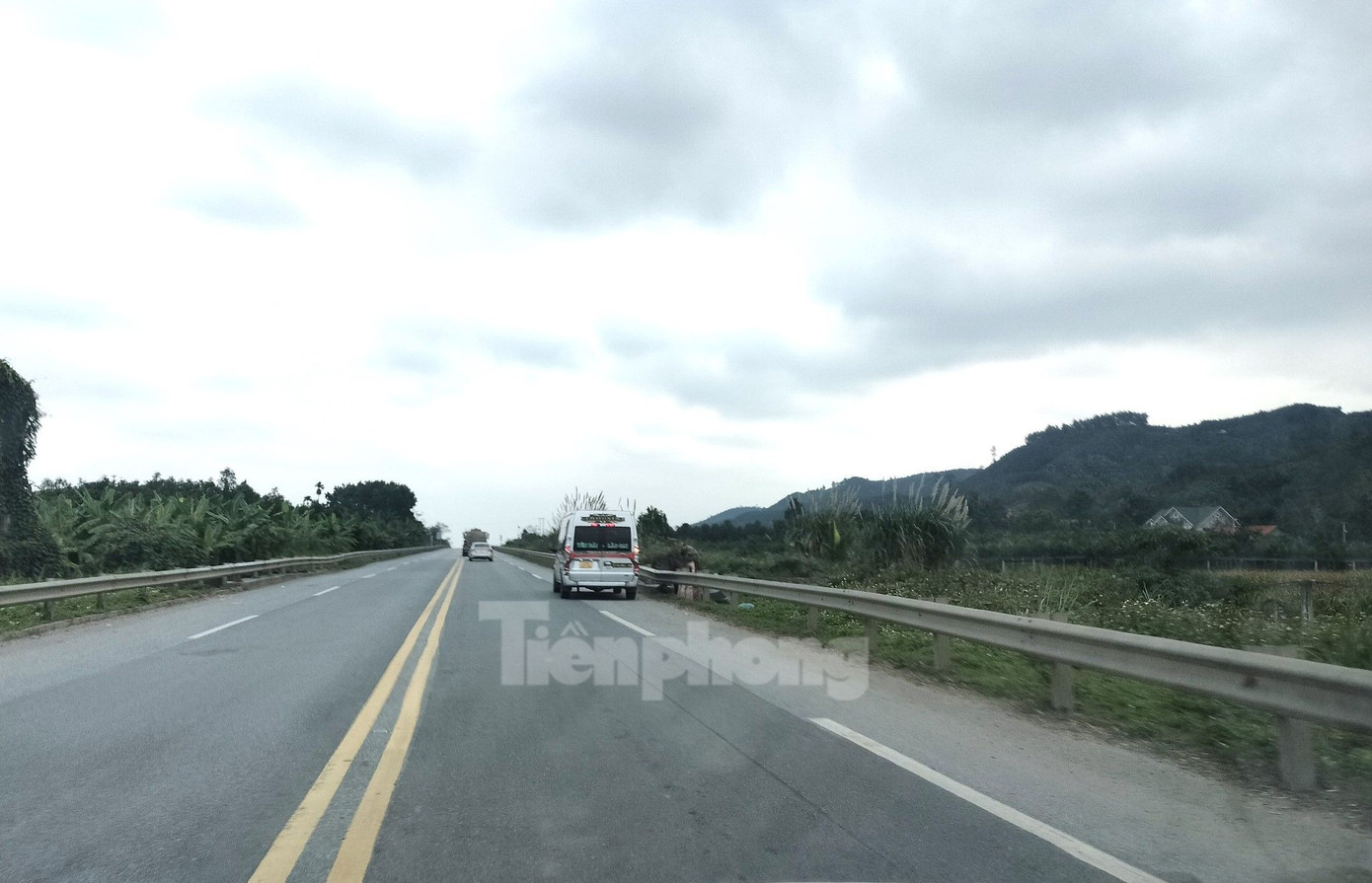 Việc dừng đón, trả khách trên cao tốc Nội Bài - Lào Cai vẫn diễn ra tràn lan. Ảnh: Văn Đức. Việc dừng đón, trả khách trên cao tốc Nội Bài - Lào Cai vẫn diễn ra tràn lan. Ảnh: Văn Đức.